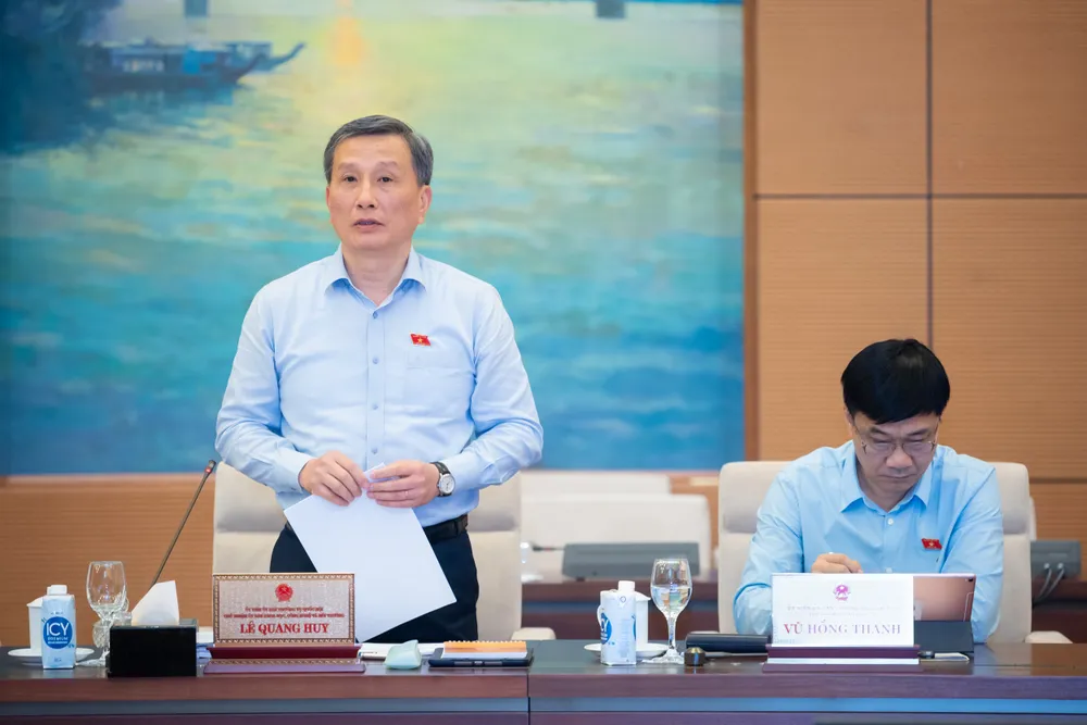 Chủ nhiệm Uỷ ban KH-CN&MT Lê Quang Huy trình bày báo cáo của Đoàn giám sát. Ảnh: PHẠM THẮNG ong-Le-Quang-Huy.jpeg