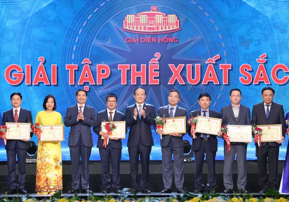 Trao giải cho 15 tập thể xuất sắc. Ảnh: QUANG PHÚC giai-tap-the-xuat-sac-8353.jpeg