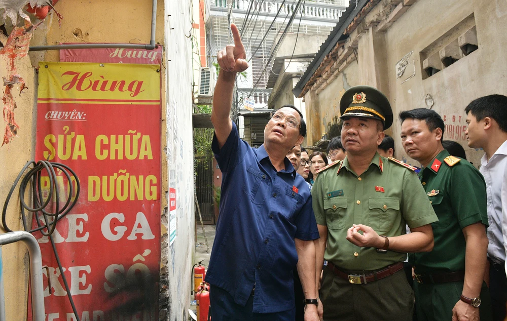 Phó Chủ tịch Quốc hội Trần Quang Phương kiểm tra hiện trường vụ cháy ở Trung Kính. Ảnh: PHẠM THẮNG vu-chay-o-Trung-Kinh2.jpeg