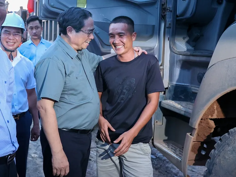 Thủ tướng Phạm Minh Chính động viên, thăm hỏi cán bộ, công nhân, người lao động trên công trường. Ảnh: NHẬT BẮC Thu-tuong-Pham-Minh-Chinh-khao-sat-hien-truong.jpg