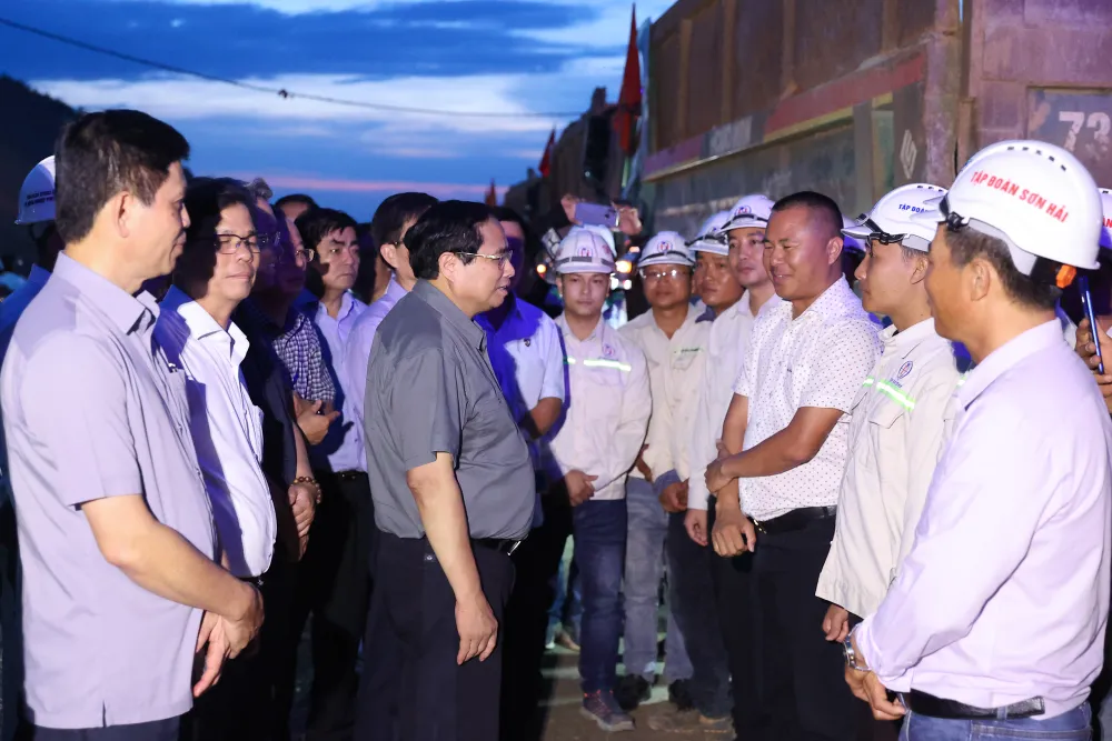 Thủ tướng thị sát đoạn tuyến cao tốc đi qua địa bàn xã Cư Elang, huyện Ea Kar, do Tập đoàn Sơn Hải thi công. Ảnh: NHẬT BẮC Thu-tuong-Pham-Minh-Chinh-thi-sat.jpg