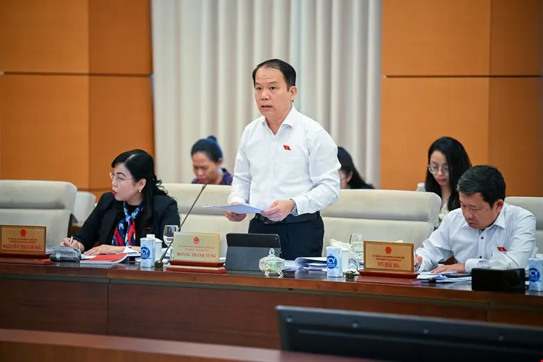 Chủ nhiệm Ủy ban Pháp luật Hoàng Thanh Tùng báo cáo kết quả giám sát việc thực hiện chính sách, pháp luật về đổi mới hệ thống tổ chức và quản lý, nâng cao chất lượng, hiệu quả hoạt động của các đơn vị sự nghiệp công lập giai đoạn 2018-2023. Ảnh: PHẠM THẮNG tinh giản biên chế