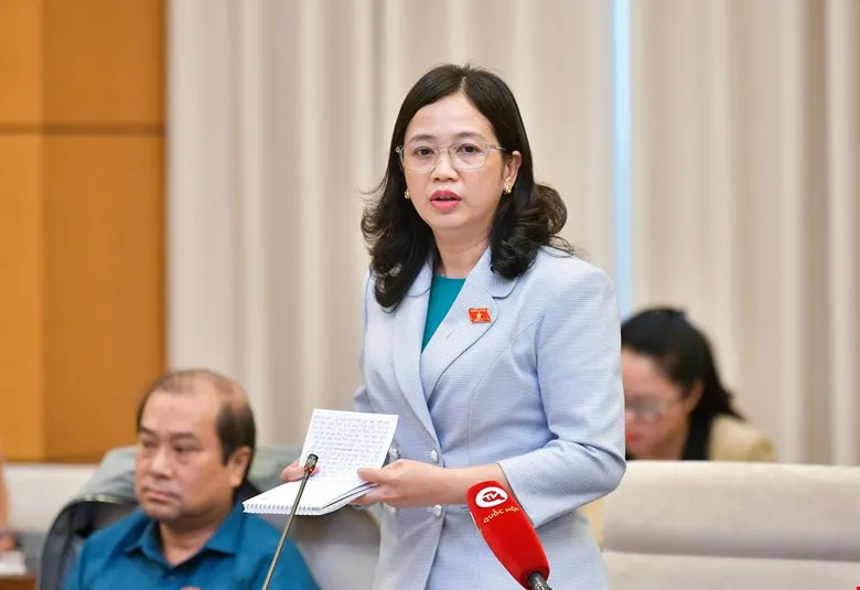 Đại biểu ĐIểu Huỳnh Sang (Bình Phước). Ảnh: PHẠM THẮNG Bộ trưởng Lê Minh Hoan nhận câu trả lời 'đắng lòng' khi hỏi bà con vì sao chặt bỏ điều trồng sầu riêng