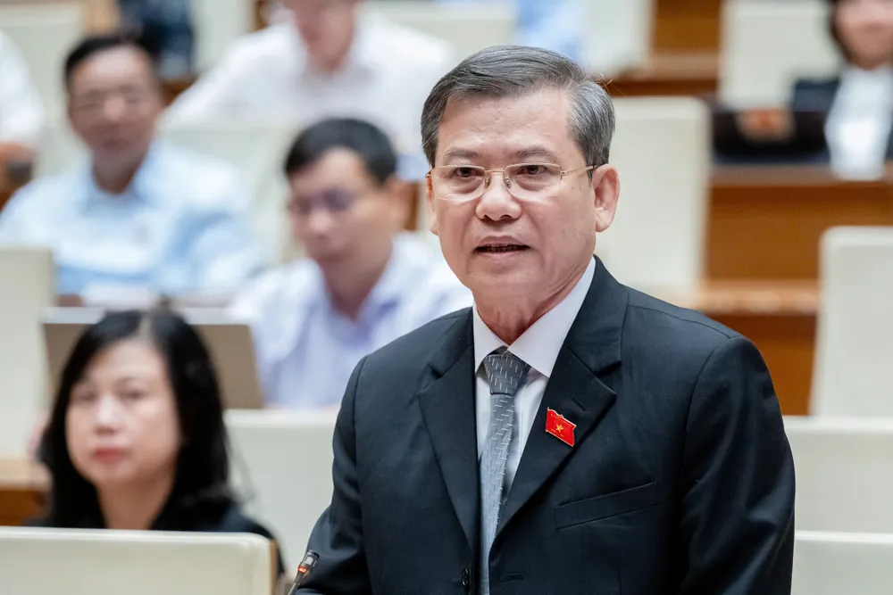 Viện trưởng VKSND Tối cao Lê Minh Trí trả lời đại biểu về việc giám định trong kỳ án gỗ trắc ở Quảng Trị. Ảnh: PHẠM THẮNG Vien-truong-Le-Minh-Tri21-8.jpg