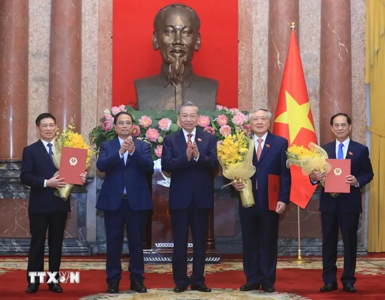 Tổng Bí thư, Chủ tịch nước Tô Lâm trao Quyết định bổ nhiệm, Thủ tướng Phạm Minh Chính tặng hoa chúc mừng các Phó Thủ tướng Nguyễn Hòa Bình, Bùi Thanh Sơn và Hồ Đức Phớc. Ảnh: TTXVN Tổng Bí thư, Chủ tịch nước Tô Lâm trao Quyết định bổ nhiệm, Thủ tướng Phạm Minh Chính tặng hoa chúc mừng các Phó Thủ tướng Nguyễn Hòa Bình, Bùi Thanh Sơn và Hồ Đức Phớc