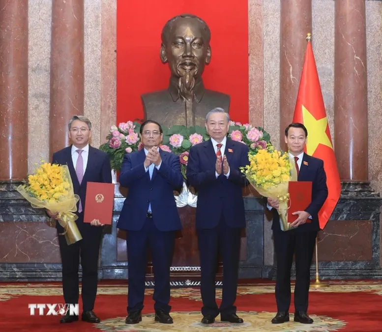 Tổng Bí thư, Chủ tịch nước Tô Lâm trao Quyết định bổ nhiệm, Thủ tướng Phạm Minh Chính tặng hoa chúc mừng Bộ trưởng Bộ Tài nguyên và Môi trường Đỗ Đức Duy, Bộ trưởng Bộ Tư pháp Nguyễn Hải Ninh. Ảnh: TTXVN Tong-bi-thu-CTN-To-Lam26-8.jpg