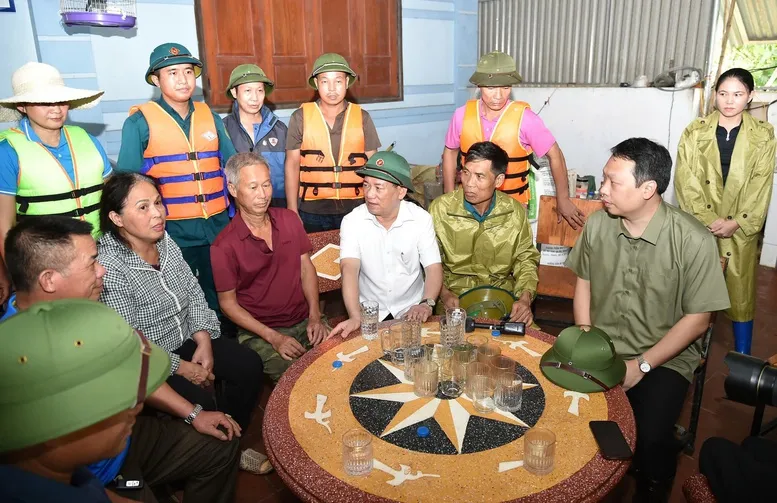 Phó Thủ tướng Hồ Đức Phớc thăm, động viên một gia đình hộ dân bên chân đập Ba Đa. Ảnh: VGP Pho-Thu-tuong-Ho-Duc-Phoc10-9.jpg