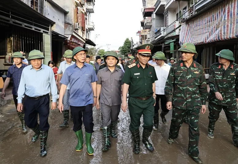 Phó Thủ tướng Bùi Thanh Sơn thị sát công tác ứng phó mưa lũ tại huyện Tràng Định. Ảnh: VGP Pho-thu-tuong-Bui-Thanh-Son-thi-sat-cong-tac-ung-pho-mua-lu-tai-huyen-Trang-Dinh.jpg