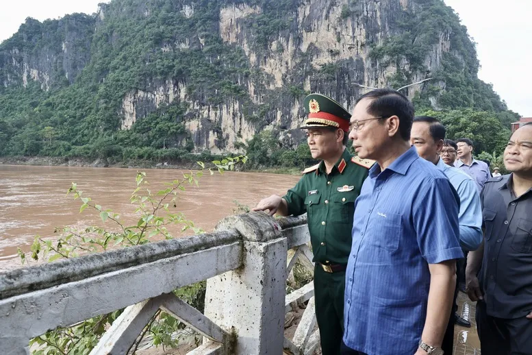 Phó Thủ tướng Bùi Thanh Sơn thị sát sông Kỳ Cùng. Ảnh: VGP Pho-Thu-tuong-Bui-Thanh-Son-thi-sat-song-Ky-Cung.jpg