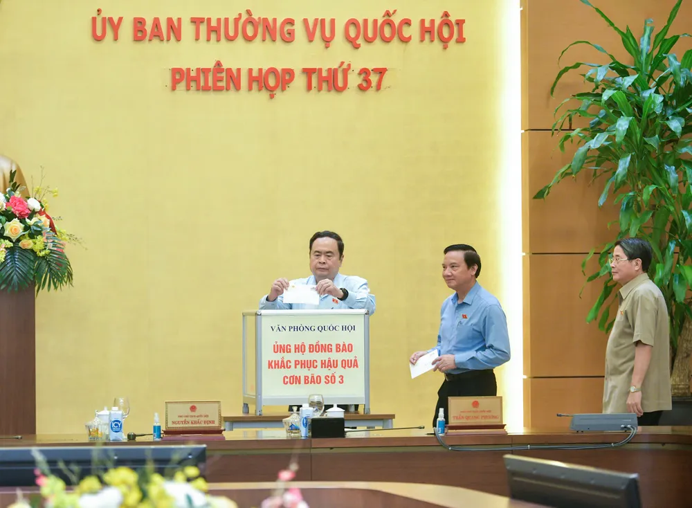 Chủ tịch Quốc hội Trần Thanh Mẫn cùng các Phó Chủ tịch Quốc hội ủng hộ đồng bào khắc phục hậu quả của cơn bão số 3. Ảnh: PHẠM THẮNG TVQH-ung-ho-dong-bao-bi-thien-tai.jpg