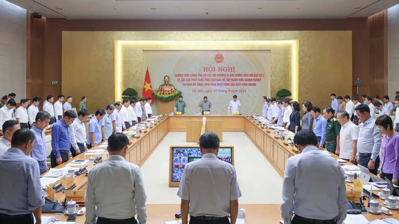 Các đại biểu dành phút mặc niệm tưởng nhớ các nạn nhân bị thiệt mạng do bão lũ. Ảnh: NHẬT BẮC cac-dai-bieu-mac-niem-tuong-nho-cac-nan-nhan-bi-thiet-mang-do-bao-lu.jpg
