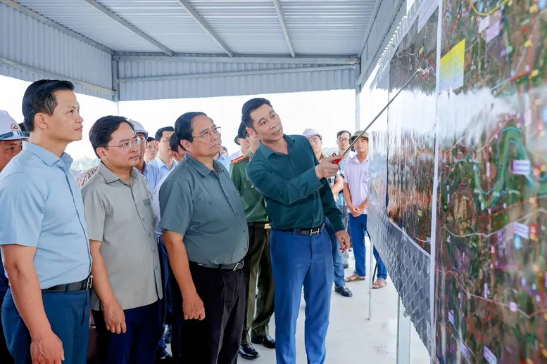Thủ tướng Phạm Minh Chính nghe báo cáo tiến độ triển khai thực hiện dự án đầu tư xây dựng đường Vành đai 4-Vùng Thủ đô Hà Nội đoạn qua tỉnh Bắc Ninh. Ảnh: NHẬT BẮC Thu-tuong-Pham-Minh-Chinh22-9.jpg