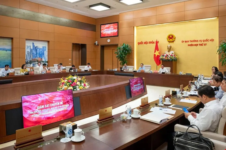 Ủy ban Thường vụ Quốc hội cho ý kiến với báo cáo Kết quả giám sát “Việc thực hiện chính sách, pháp luật về bảo đảm trật tự, an toàn giao thông từ năm 2009 đến hết năm 2023”. Ảnh: PHẠM THẮNG toan-canh-phien-hop.jpg