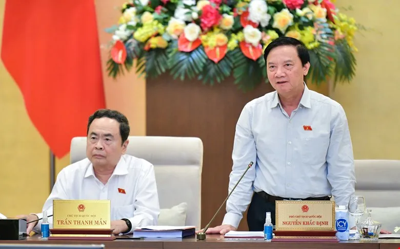 Phó Chủ tịch Quốc hội Nguyễn Khắc Định điều hành nội dung phiên họp của Ủy ban Thường vụ Quốc hội cho ý kiến với dự thảo Nghị quyết của Quốc hội về tổ chức chính quyền đô thị tại TP Hải Phòng. Ảnh: PHẠM THẮNG Pho-Chu-tich-QH-Nguyen-Khac-Dinh.jpg
