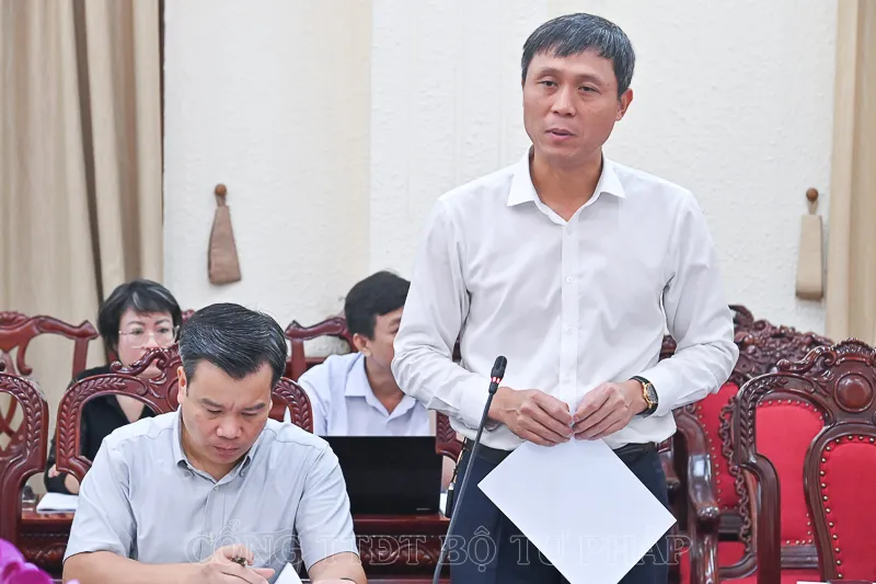 Đại diện Bộ Nội vụ trình bày tờ trình. dai-dien-Bo-Noi-vu-trinh-bay-to-trinh.jpg