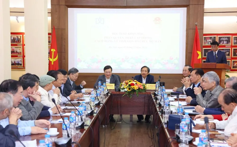 Hội thảo khoa học về phân quyền, phân cấp trong Cách mạng tinh gọn tổ chức bộ máy” do Hiệp hội Khoa học hành chính Việt Nam phối hợp với Bộ Nội vụ tổ chức hôm 5-12. Ảnh: XĐ
