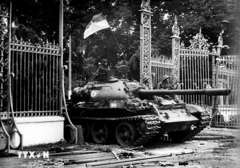 11h30 phút ngày 30-4-1975, xe tăng quân Giải phóng băng qua cánh cổng sắt, đánh chiếm Phủ Tổng thống ngụy Sài Gòn, sào huyệt cuối cùng của quân địch, kết thúc oanh liệt cuộc trường chinh 30 năm chống ngoại xâm của dân tộc. Ảnh: Mai Hưởng/TTXVN chien-dich-ho-chi-minh.jpg