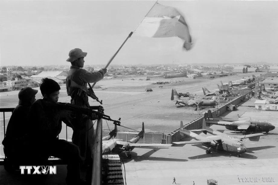 Cờ giải phóng tung bay trên sân bay Tân Sơn Nhất, ngày 30-4-1975. Ảnh: Quang Thành/TTXVN giai-phong-mien-nam-tong-tien-cong-chien-dich-ho-chi-minh (1).jpg