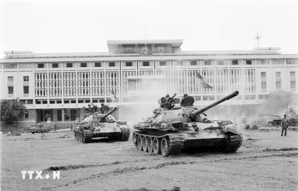 Sáng 30-4-1975, từ khắp mọi hướng, hàng trăm xe tăng, xe thiết giáp cùng bộ binh đồng loạt thẳng tiến Phủ Tổng thống Ngụy quyền Sài Gòn, giải phóng Sài Gòn. Ảnh: Mai Hưởng/TTXVN giai-phong-mien-nam-tong-tien-cong-chien-dich-ho-chi-minh.jpg