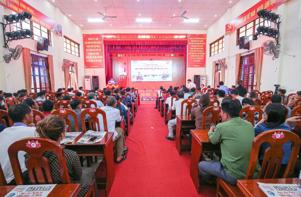 Toàn cảnh chương trình “Cùng ngư dân thắp sáng đèn trên biển”. Ảnh: PHI HÙNG anh-sang-den-tren-bien.jpg