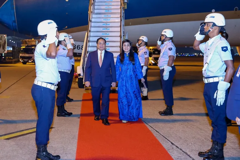 Thủ tướng Phạm Minh Chính và Phu nhân Lê Thị Bích Trân tại sân bay quân sự Galeao, Rio de Janeiro (Brazil). Ảnh: NHẬT BẮC Thu-tuong-Pham-Minh-Chinh-va-phu-nhan-toi-Brazil.jpg