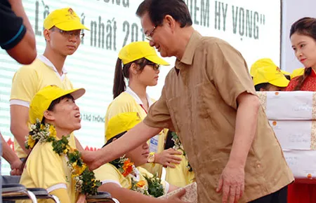 Thủ tướng tham dự chương trình đi bộ vì người khuyết tật ảnh 1