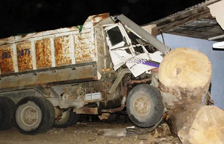 Xe “điên” trôi ở Bình Thuận do mất thắng ảnh 1 Xe “điên” trôi ở Bình Thuận do mất thắng ảnh 1