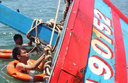 Trục vớt thành công tàu cá bị tàu Trung Quốc đâm chìm ảnh 1