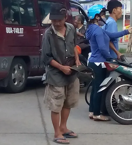 Thuê “cha, mẹ” đi ăn xin ảnh 3 Thuê “cha, mẹ” đi ăn xin ảnh 3