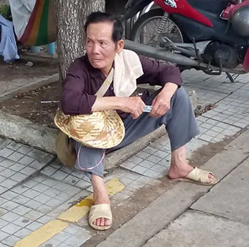 Kiếm tiền triệu nhờ người ăn xin ảnh 4