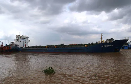 Đi nhầm luồng, tàu ngàn tấn va phải đá ngầm ảnh 1