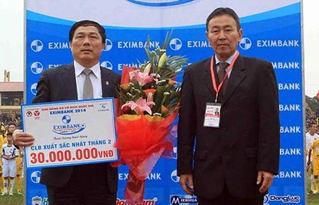 Làm giàu từ bóng đá ảnh 1