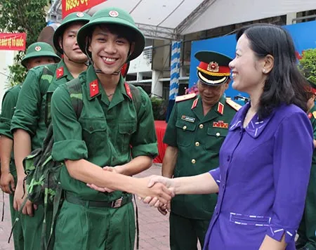 Cán bộ, công chức cũng lên đường nhập ngũ ảnh 2