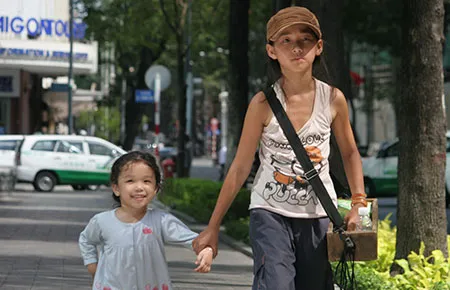 Bước khẽ đến hạnh phúc: Những chuyện nhỏ cảm động ảnh 1