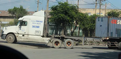 Xe dồn tải ngay khi rời cảng ảnh 2