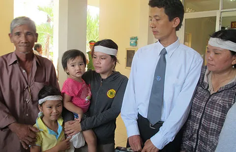 Vụ năm CA đánh chết người ở Phú Yên: CA, tòa, viện đòi ‘xử’ luật sư ảnh 1