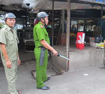 Bắt ‘bà trùm’ ở hẻm nóng ma túy ảnh 2 Bắt ‘bà trùm’ ở hẻm nóng ma túy ảnh 2