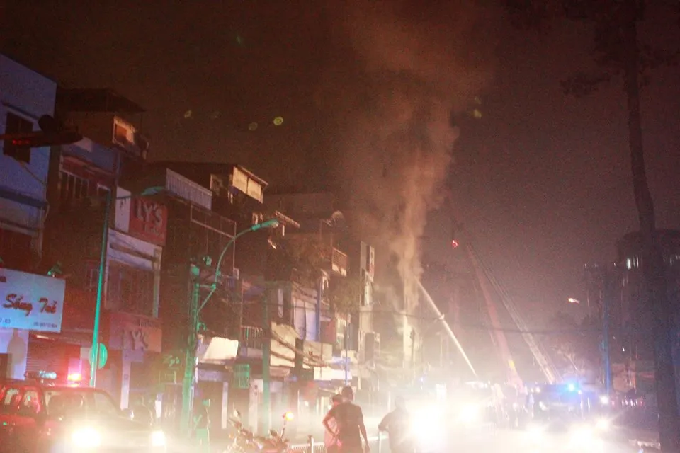 Một người thiệt mạng trong vụ cháy lớn hai quán Karaoke gần cầu Lê Văn Sĩ ảnh 16