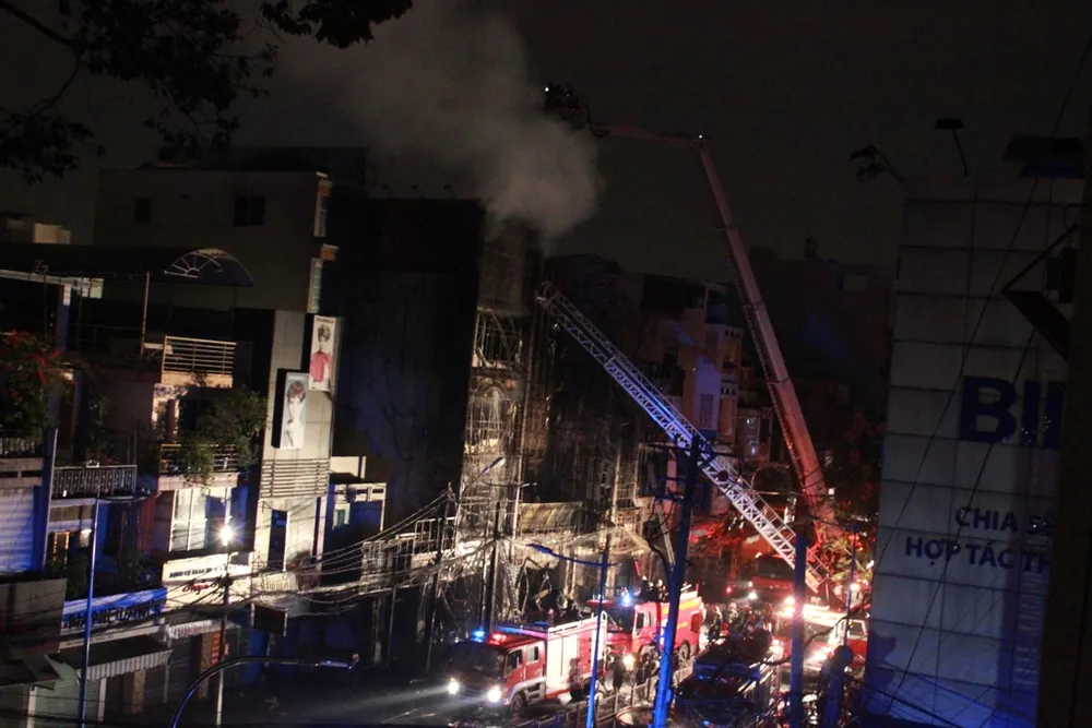 Một người thiệt mạng trong vụ cháy lớn hai quán Karaoke gần cầu Lê Văn Sĩ ảnh 5