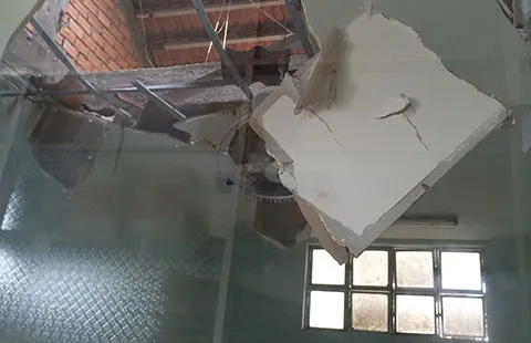 Trụ sở ủy ban sập, cán bộ phải di dời khẩn cấp ảnh 1