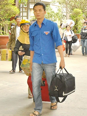 Mua vé chợ đen khó được lên tàu ảnh 2