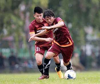 HLV Miura vừa xay gạo vừa bế em ảnh 2