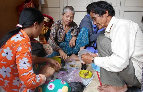 Ông Bảy ở hành lang BV Ung bướu ảnh 1