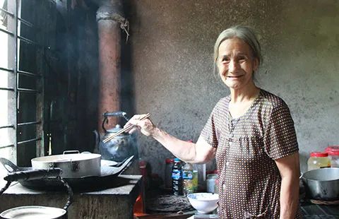 Mẹ già và đàn con suốt ngày chỉ biết ‘cười’ ảnh 2