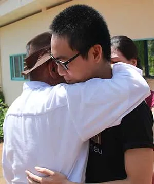 Trả tự do học sinh bị vào trường áp giải đi tù ảnh 2 Trả tự do học sinh bị vào trường áp giải đi tù ảnh 2