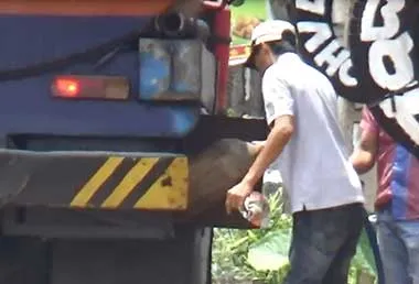 Hút trộm xăng dầu giữa quốc lộ ảnh 5