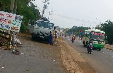 Hút trộm xăng dầu giữa quốc lộ ảnh 2