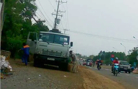 Hút trộm xăng dầu giữa quốc lộ ảnh 4