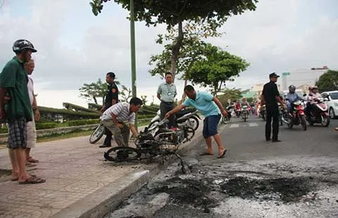 Xe máy bốc cháy giữa đường ảnh 1