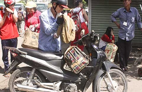 Lòng người Sài Gòn với các sĩ tử ảnh 2